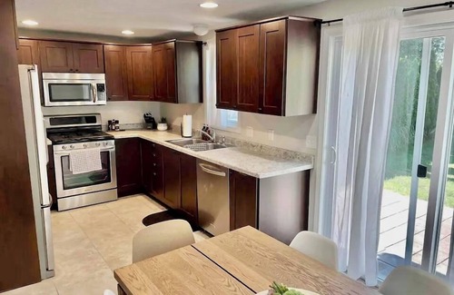 Downtown Maison | Mayo Discount! Main Floor bed, bath, and laundry. 3 blocks from Mayo Clinic