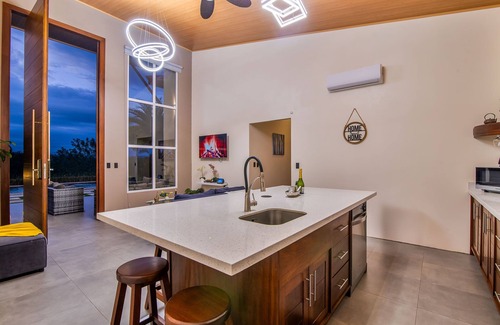 Penas Blancas Maison | Mayoli Hill Deluxe Farmhouse Hot Tub & Private Pool with Volcano View
