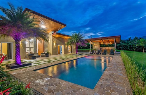 Penas Blancas Maison | Mayoli Hill Deluxe Farmhouse Hot Tub & Private Pool with Volcano View