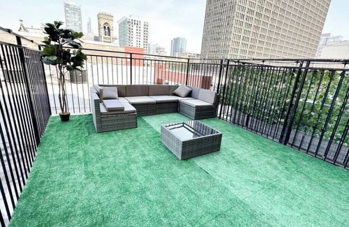 Near South Side Appartement | McCormick Patio skyline view 2b/2b with optional Parking/sleep 6