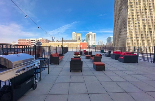 Near South Side Appartement | McCormick Patio skyline view 2b/2b with optional Parking/sleep 6