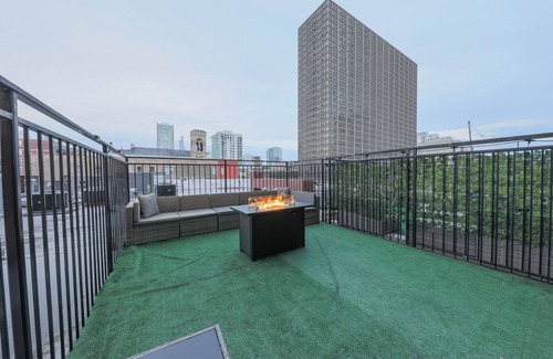 Near South Side Appartement | McCormick Patio skyline view 2b/2b with optional Parking/sleep 6