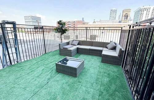 Near South Side Appartement | McCormick Patio skyline view 2b/2b with optional Parking/sleep 6