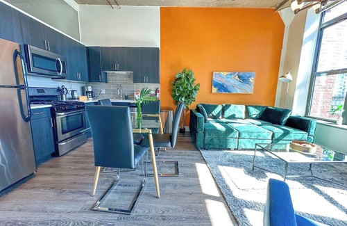 Near South Side Appartement | McCormick Place 2b/2b family unit with optional parking for up to 8 guests