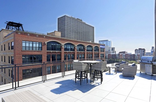 Near South Side Appartement | McCormick Place 2br/2ba with optional parking and sleeps 6