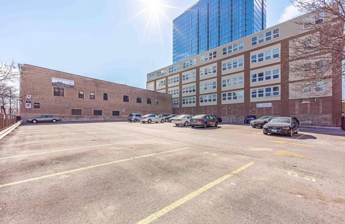 Near South Side Appartement | McCormick Place 2br/2ba with optional parking and sleeps 6