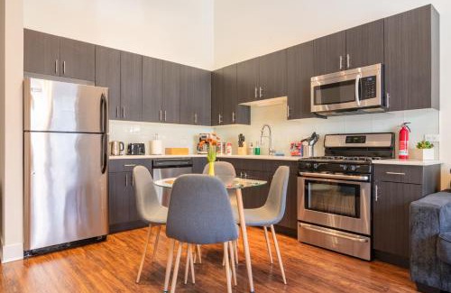 Near South Side Appartement | McCormick Place 420 Friendly 3BR in Downtown Chicago with Optional Parking Sleeps 8 Guests Near Soldier Field, Grant Park and Lakefront Trail