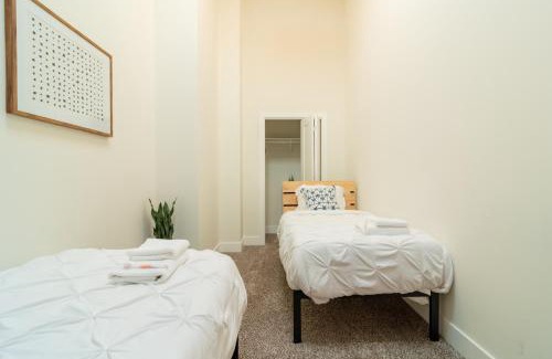 Near South Side Appartement | McCormick Place 420 Friendly 3BR in Downtown Chicago with Optional Parking Sleeps 8 Guests Near Soldier Field, Grant Park and Lakefront Trail