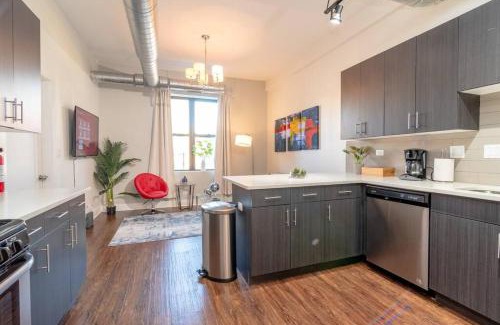Near South Side Appartement | McCormick Place Charming 420 Friendly 3BR Suite with Optional Parking Sleeps 8 Guests Near Soldier Field and Lakefront Trail