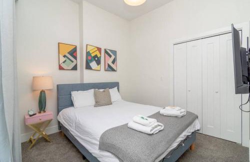 Near South Side Appartement | McCormick Place Charming 420 Friendly 3BR Suite with Optional Parking Sleeps 8 Guests Near Soldier Field and Lakefront Trail