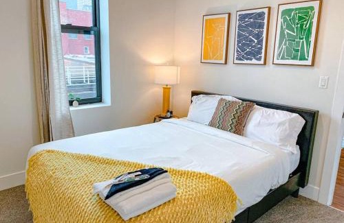 Near South Side Appartement | McCormick Place Charming 420 Friendly 3BR Suite with Optional Parking Sleeps 8 Guests Near Soldier Field and Lakefront Trail