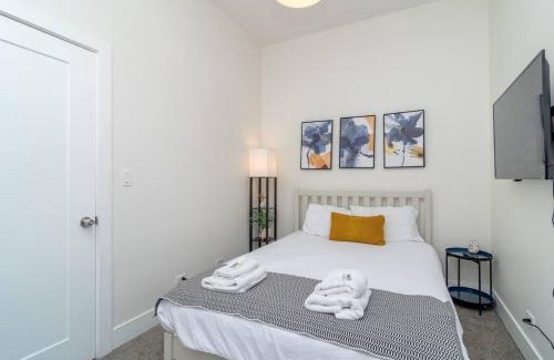 Near South Side Appartement | McCormick Place Charming 420 Friendly 3BR Suite with Optional Parking Sleeps 8 Guests Near Soldier Field and Lakefront Trail