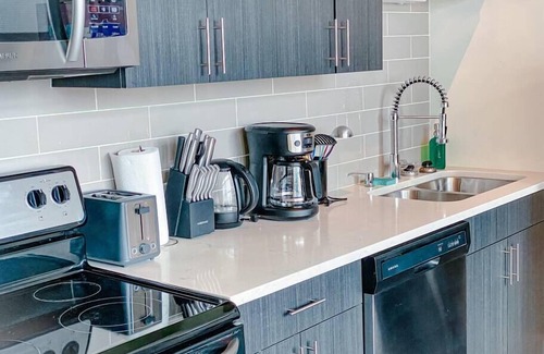 Near South Side Appartement | McCormick Place Designer Studio with optional parking for up to 4 guests