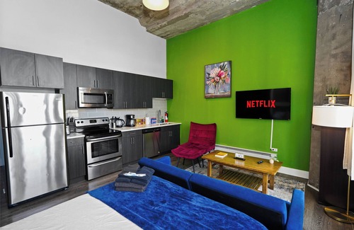 Near South Side Appartement | McCormick Place Designer Studio with optional parking for up to 4 guests