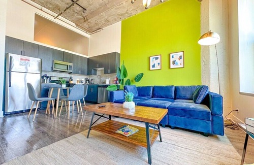Near South Side Appartement | McCormick Place Skyline view 2b/2b unit with optional parking for up to 8 guests