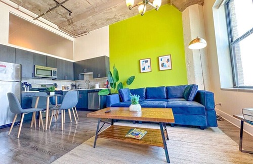 Near South Side Appartement | McCormick Place Skyline view 2b/2b unit with optional parking for up to 8 guests