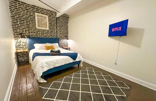 Near South Side Appartement | McCormick Place Spacious 5BR Suite with Pool Table & Optional Parking Sleeps 10 Near Soldier Field and Grant Park