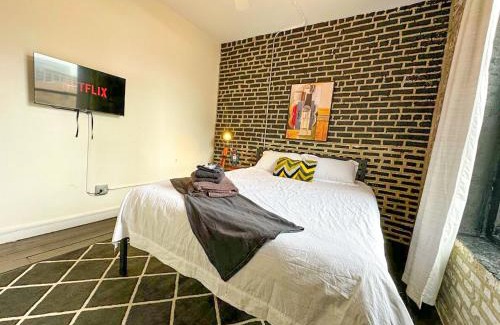 Near South Side Appartement | McCormick Place Spacious 5BR Suite with Pool Table & Optional Parking Sleeps 10 Near Soldier Field and Grant Park