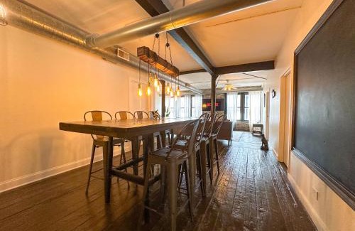 Near South Side Appartement | McCormick Place Spacious 5BR Suite with Pool Table & Optional Parking Sleeps 10 Near Soldier Field and Grant Park