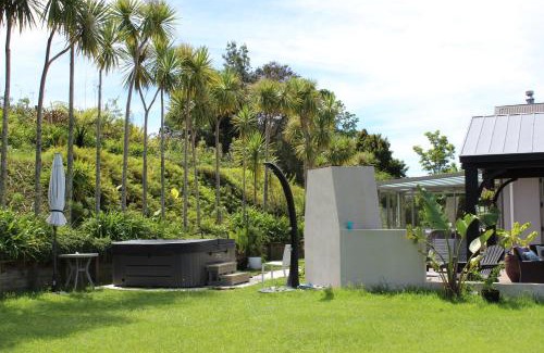 Lower Kaimai Maison | McLaren Lake View