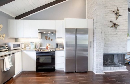 Prairie Village Maison | MCM inspired Cozy and Quiet 3 BR in Prairie Village - Pet Friendly