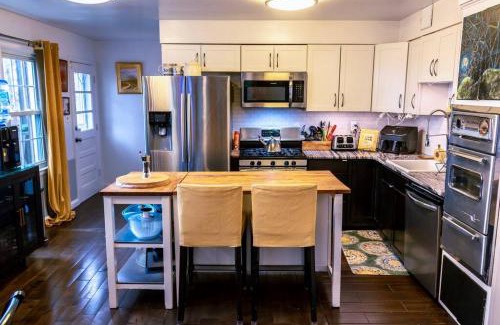Cheverly Appartement | MCM w HotTub, Metro, Games, Grill, Tons of Space