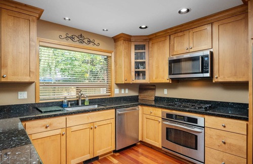 McMinnville Maison | McMinnvile Suburban Oasis, Pet Friendly, Hot Tub, Epic Covered Patio, 1.5 Miles 2 Museum & Waterpark