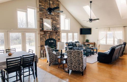 Greenwich Maison | Meadowlark Creek-fishing, Pool, Nature