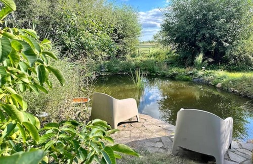 Dargun Appartement | Mecklenbü mit Teich, Kamin, Sauna und Hotpott