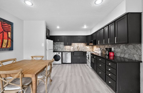 Dallas Appartement | Medical Traveler’s Retreat with Pool Mins to Hospitals, Airport, Uptown