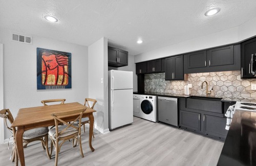 Dallas Appartement | Medical Traveler’s Retreat with Pool Mins to Hospitals, Airport, Uptown