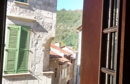 Saint-Antonin Noble Val Maison | Maison de ville médiévale au coeur du village avec piscine privée, terrasse et cour paisible