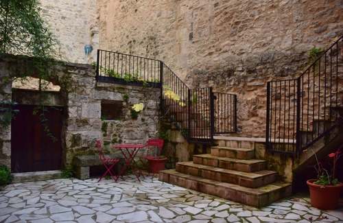 Saint-Antonin Noble Val Maison | Maison de ville médiévale au coeur du village avec piscine privée, terrasse et cour paisible