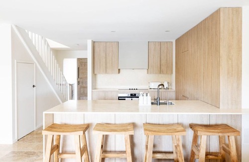 Burleigh Waters Maison | Mediterranean Villa by the lake, 5 minutes to Burleigh Heads