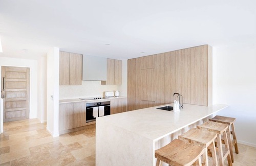Burleigh Waters Maison | Mediterranean Villa by the lake, 5 minutes to Burleigh Heads