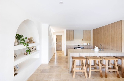 Burleigh Waters Maison | Mediterranean Villa by the lake, 5 minutes to Burleigh Heads