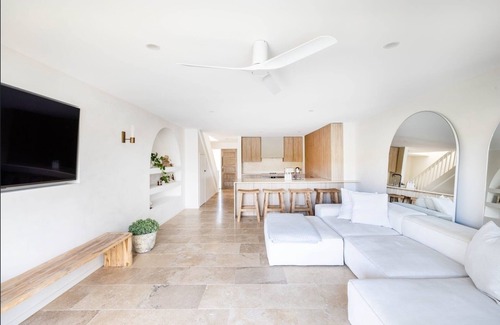 Burleigh Waters Maison | Mediterranean Villa by the lake, 5 minutes to Burleigh Heads