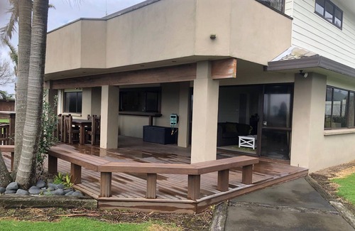 Waihi Beach Maison | Mediterranean-style home in cul-de-sac a few minutes walk to shops and beach.