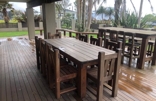 Waihi Beach Maison | Mediterranean-style home in cul-de-sac a few minutes walk to shops and beach.