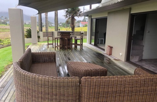 Waihi Beach Maison | Mediterranean-style home in cul-de-sac a few minutes walk to shops and beach.