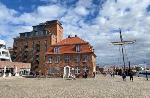 Wismar Appartement | Meerblick, Balkon und private Sauna im historischen Getreidespeicher