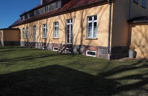 Altenkirchen Appartement | Meerblickwohnung - Meerzauber. Gutshaus Reidervitz mit Großem Lindengartenarten