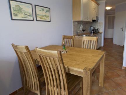 Kuehlungsborn Appartement | Meeresblick - inklusive saisonalem privatem Strandkorb