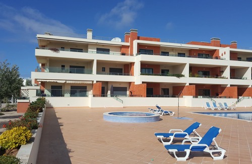 Lagos Appartement | Meia Praia Poolside Apartment. Licence de touriste 39739 / AL