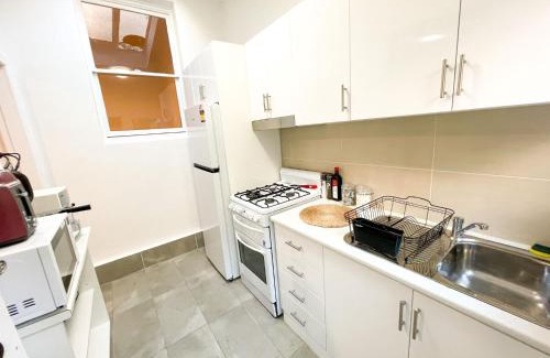 North Melbourne Maison | Melbourne Guest House with Parking and Courtyard