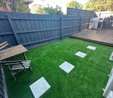 Oak Park Maison | Melbourne home close to Airport & Train Station