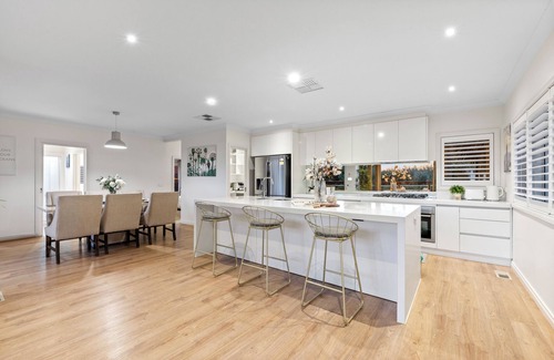 Ashwood Maison | Melbourne Spacious 4-bedroom Poolside comfort for the whole family