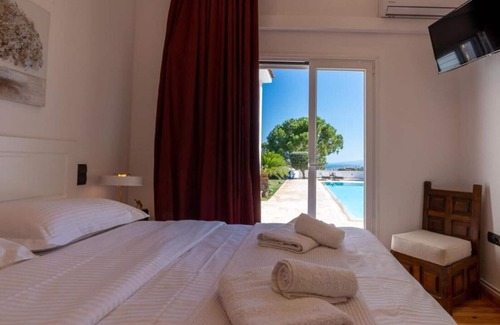Kato Diminio Villa | Melia's Villa 4 Bedroom House Sleeps 8