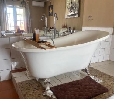 Dr JS Moroka Maison | Mementos Guesthouse