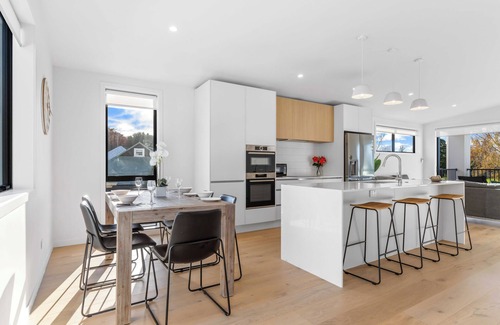 Tauranga Cottage | Memorial View - Tauranga Holiday Home